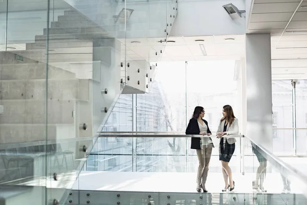 Wykresy finansowe pokazujące wzrost firmy